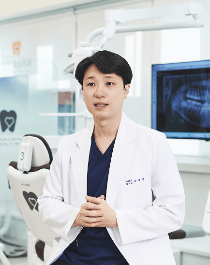 인터뷰하는 산본중심치과 강명범 대표원장
